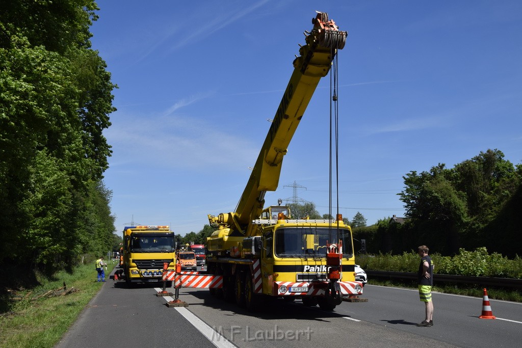 LKW in Boeschung A 3 Rich Frankfurt Hoehe Roesrath Lohmar P250.JPG - Miklos Laubert